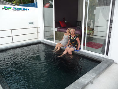 maison louée avec piscine privée et vue sur autre piscine privée devant les chambres à Boput à Koh Samui Thailande